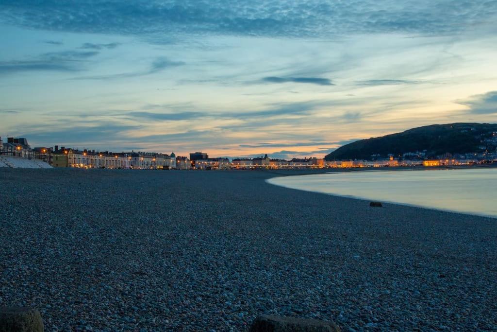 Grove House No.07 - Luxury Apartment Close To The Llandudno Beach Buitenkant foto